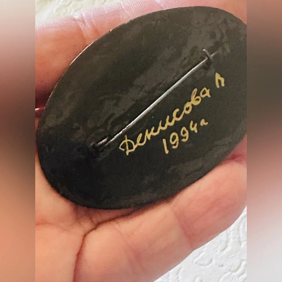 Vintage Russian black lacquer pin brooch with flower design. - Picture 2 of 2